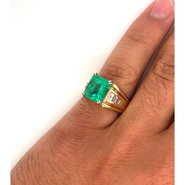 Green 4.60 Carat Natural Colombian Emerald & Baguette Diamonds in 14K Yellow Gold Unis, Size 7.5 For Sale - Image 8 of 9