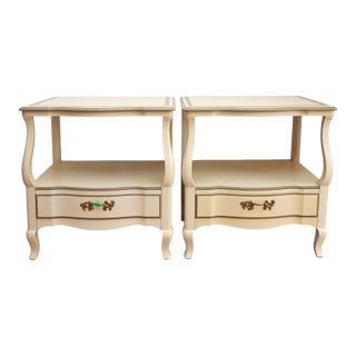 John Widdicomb French Provincial Louis XV Pair of Cream Lacquered and Parcel Gilt Nightstands, Circa 1950s For Sale