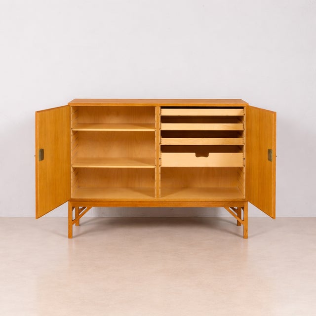1960s Oak Model 232 China Cabinet by Børge Mogensen for FDB, Denmark, 1960s For Sale - Image 5 of 17
