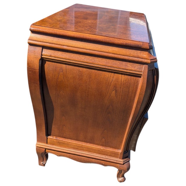 Vintage Henredon Louis XV Style Burl Wood King Headboard & Bombe Nightstands, Set of 3 (Circa 1980s) For Sale - Image 11 of 18