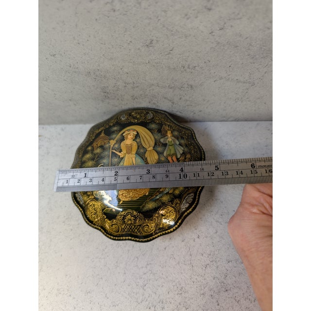 1992 Palekh Scalloped Lacquer Box – “The Slipper” – Signed Krasnov For Sale - Image 9 of 10