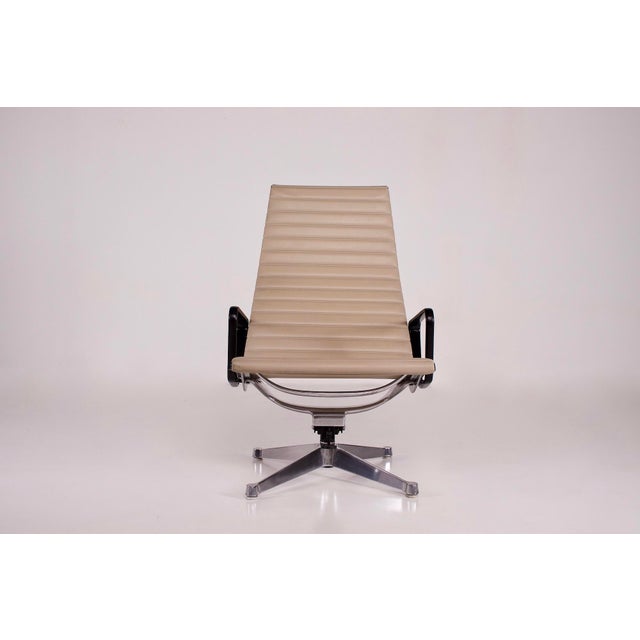 EA 124 Aluminum Swivel Armchair by Charles & Ray Eames Herman Miller, 1980s For Sale - Image 4 of 15