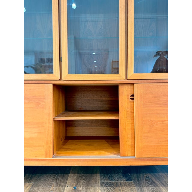 1970s 1970s Skovby Danish Modern Illuminated Teak Display & Bar Cabinet / Sideboard by Skovby Møbelfabrik For Sale - Image 5 of 18