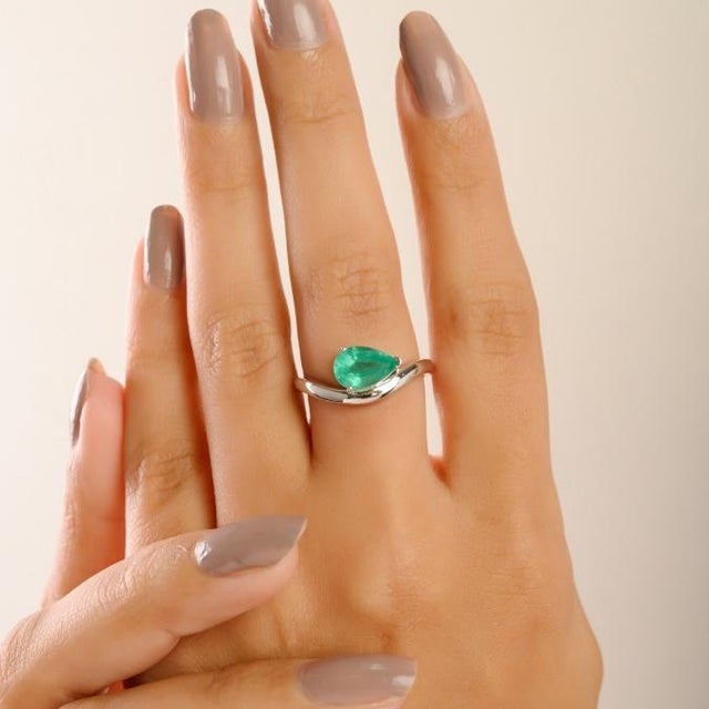 VRJewels 1.31 Carat Pear-Cut Zambian Emerald Wave Ring Size 6.5 in 14k White Gold For Sale In New York - Image 6 of 13