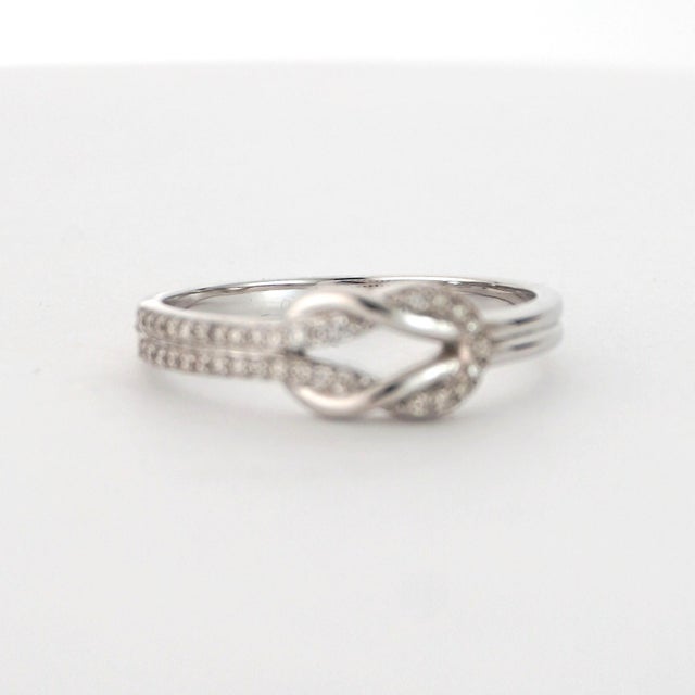 18k White Gold Knot Ring With Round White Diamonds Size 7 For Sale - Image 18 of 18
