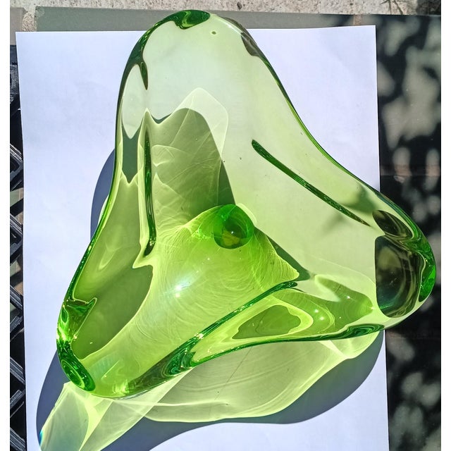 Murano Mid-Century Murano Art Glass Bowl – Lush Emerald Green Freeform Design For Sale - Image 4 of 8