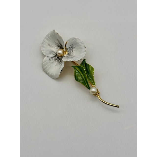 1960s Vintage Hattie Carnegie Pansy Brooch, White and Green Enamel For Sale - Image 5 of 9