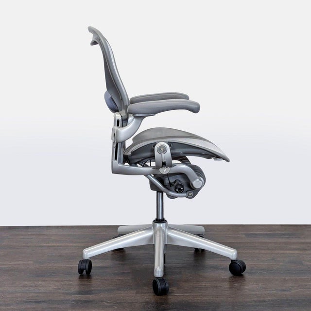 Herman Miller Herman Miller Aeron Ergonomic Office Chair - Light Gray Mesh For Sale - Image 4 of 8
