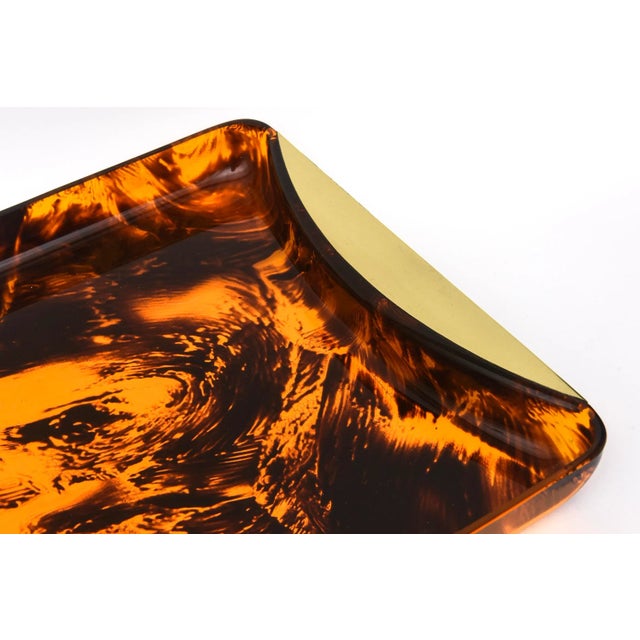 Italian Rede Guzzini Large Faux Tortoise Lucite Tray With Brass Handles 1970's Restored For Sale In Miami - Image 6 of 10