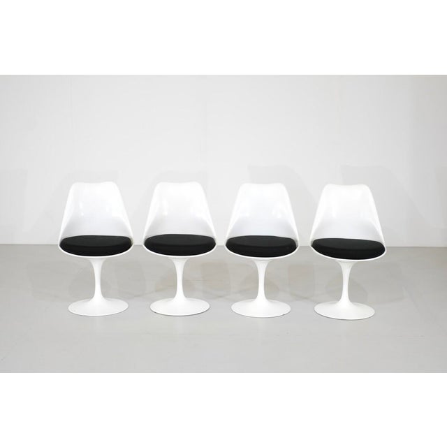 Pivoting Tulip Chairs by Eero Saarinen for Knoll, 1960s, Set of 4, in Very Good conditions. Designed 1960 to 1969