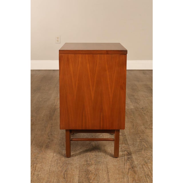 Stanley Furniture Mid Century Modern Pair of Walnut Nightstands For Sale - Image 14 of 18