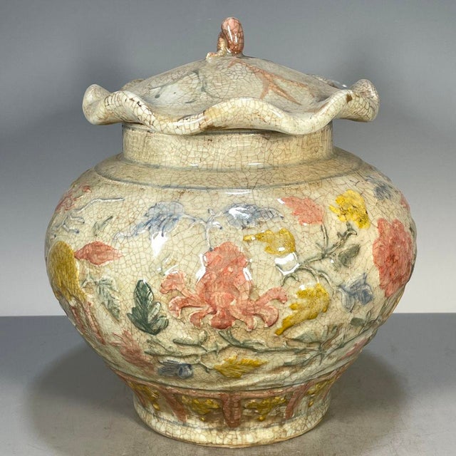 Large Polychrome Crackle Glaze Ginger Jar With Lotus Leaf Lid and Foo Dog Finial (30cm) For Sale - Image 4 of 9