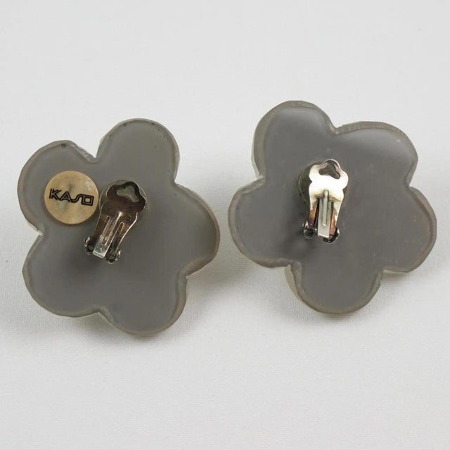 1980s Harriet Bauknight for Kaso White Floral Carved Resin Clip Earrings For Sale - Image 5 of 7