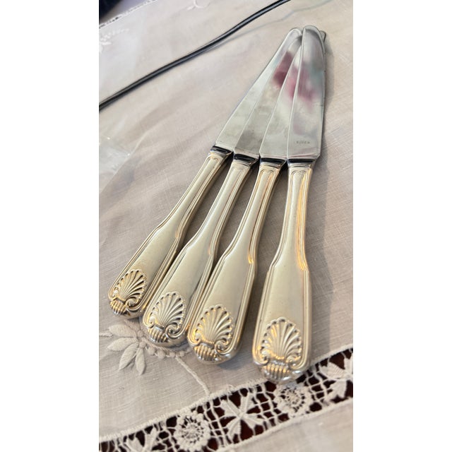 1950s Vintage Dinner Knives, 1847 Rogers Bros, Korea Knives, Silverplate Shell Pattern 4 Pcs For Sale - Image 5 of 7