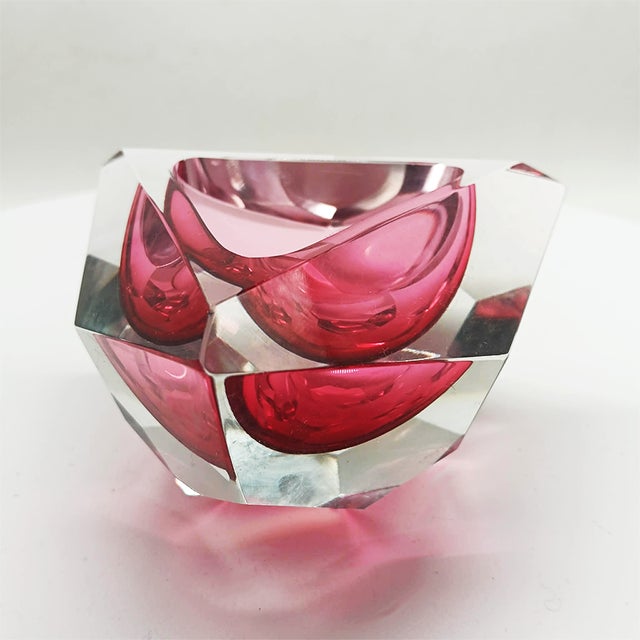 Multifaceted Triangular Ashtray or Catch-All in Pink Murano Glass attributed to Flavio Poli for Seguso, Italy, 1960s For Sale - Image 6 of 9