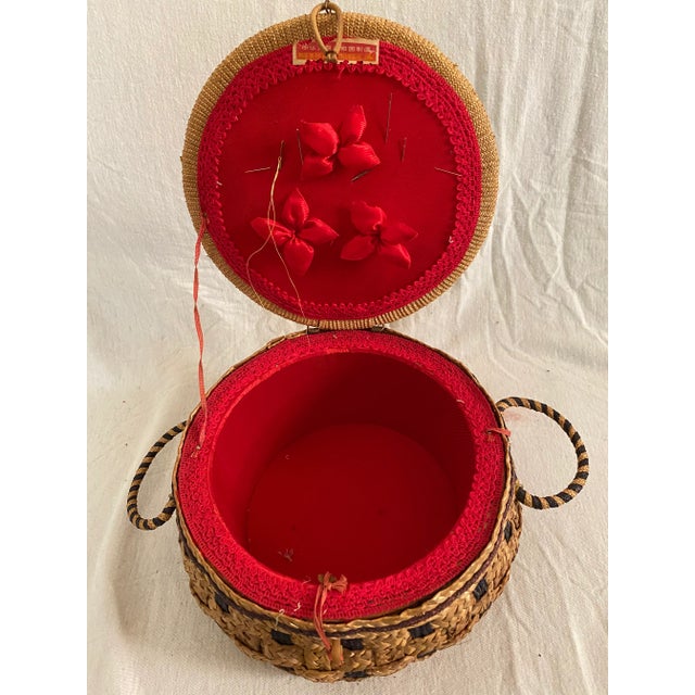 Mid 20th Century Vintage Chinese Straw Sewing Basket Raffia Flower Accents For Sale - Image 5 of 6
