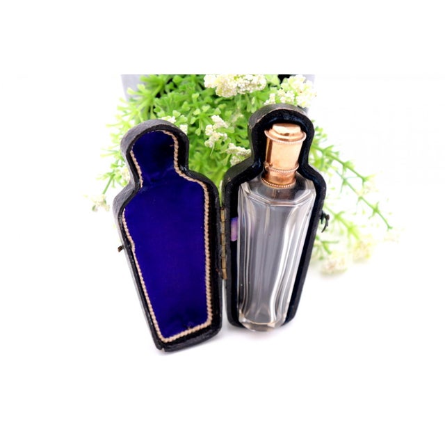Perfume Bottle in Glass and 15 Karat Gold For Sale - Image 5 of 6