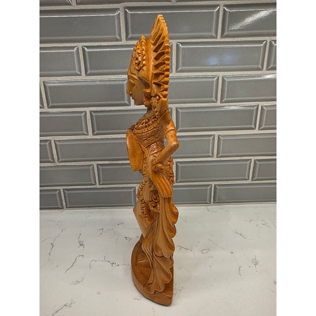 1980s Late 20th-Century Balinese Modernist Wood Carving of a Janger Fan Dancer – 13.5-Inch Decorative Sculpture For Sale - Image 5 of 11