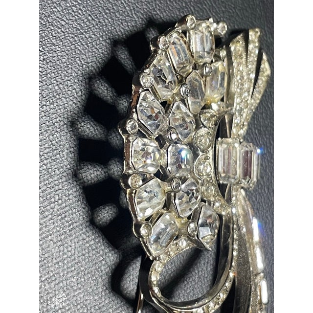 Glass MCM Jewelry Attributed Style to Eisenberg Ice Rhodium-Plated Emerald-Cut Crystal Ribbon Fan Brooch For Sale - Image 7 of 8
