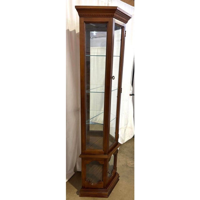 Traditional Mid 20th Century Pulaski Walnut Lighted Curio Cabinet For Sale - Image 3 of 5