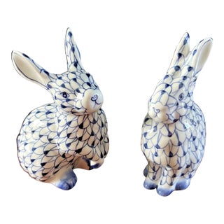 Vintage MCM Herend Style Andrea Sadek Blue & White Fishnet Porcelain Bunny Rabbit Figurines -Set of 2 For Sale