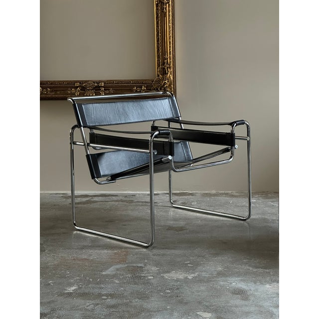 Mid-Century Modern Wassily Armchairs in Black Leather by Marcel Breuer for Gavina, 1970s, Set of 2 For Sale - Image 3 of 15