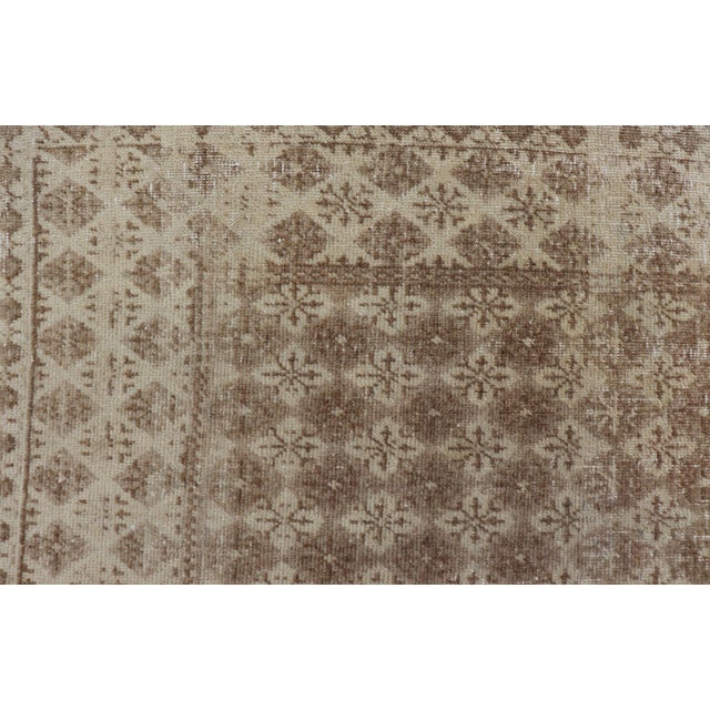 Vintage Turkish Sivas Rug in Soft Beige and Ivory 4'1" X 6'9" For Sale In Atlanta - Image 6 of 10