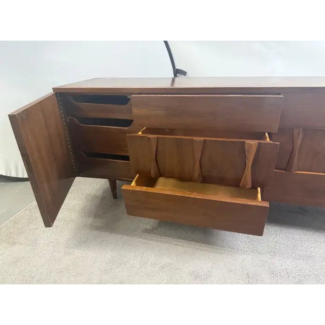 1960s Mid-Century Modern American of Martinsville Walnut 9-Drawer Dresser or Credenza For Sale - Image 5 of 18