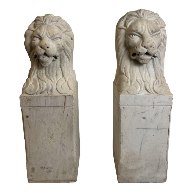 Florentine Lions in White Carrara Marble, Late 19th Century, Set of 2 For Sale
