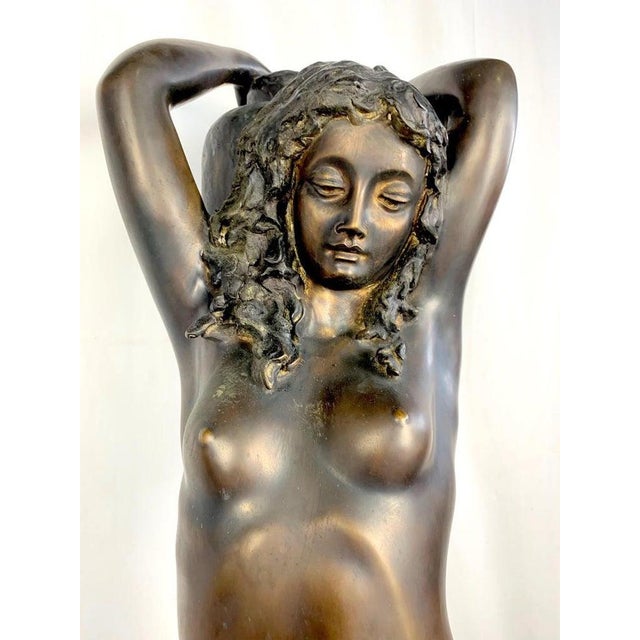 Large 20th-Century Bronze Sculpture of a Nude Young Woman Carrying a Water Urn For Sale - Image 4 of 8