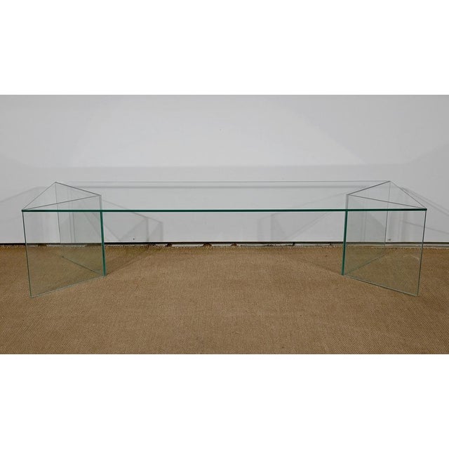 Coffee table, in glass, rectangular shape. It has a solid construction thanks to its five plates stuck together and whose...