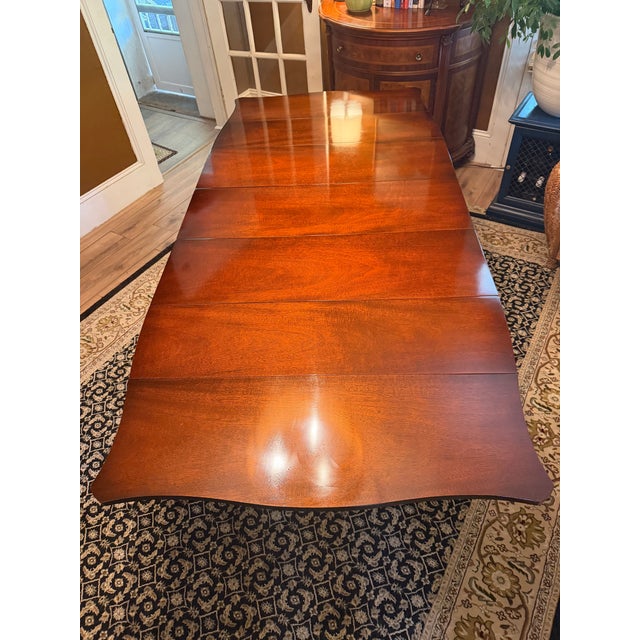 1960s Vintage Drexel "Travis Court" Mahogany Drop-Leaf Dining Table No. 19635 – Includes 3 Leaves & Custom Protective Pads For Sale - Image 5 of 18