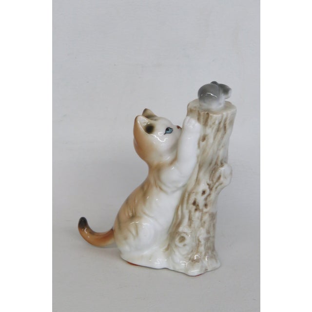 Late 20th Century Bone China Taiwan Tabby Cat Chasing Mouse Up a Tree Stump Ceramic Figurine 4964b For Sale - Image 5 of 14