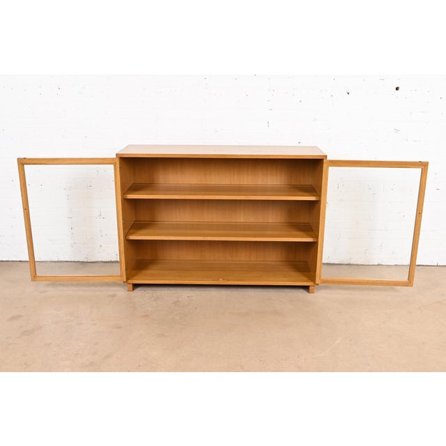 1950s Edward Wormley for Dunbar Mid-Century Modern Mahogany Glass Front Bookcase, 1950s For Sale - Image 5 of 12