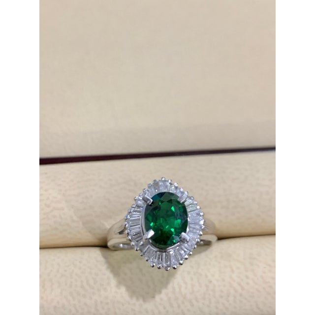 Contemporary 1.8 Carat Oval Tsavorite and 1.0 Carat Diamond Ring in Platinum Estate Size 6 For Sale - Image 3 of 18