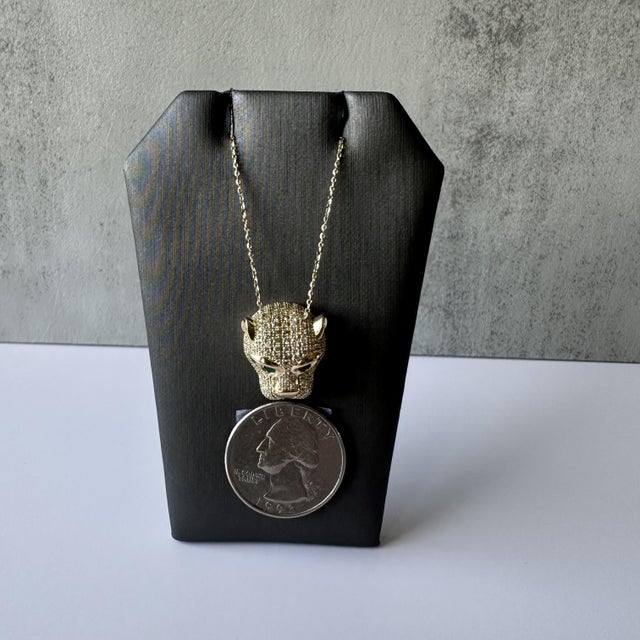 Metal Diamond & Emerald Panther Head Necklace in 14kt Yellow Gold – 1.10ctw Diamonds For Sale - Image 7 of 9