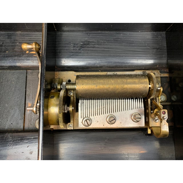 Swiss Music Box, Etouffoirs en Acier 6 Airs Late 1800's For Sale - Image 6 of 12