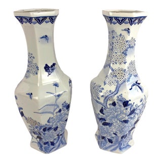Pair of Fine Chinese Blue and White Porcelain Vases, Jingdezhen Attributed For Sale