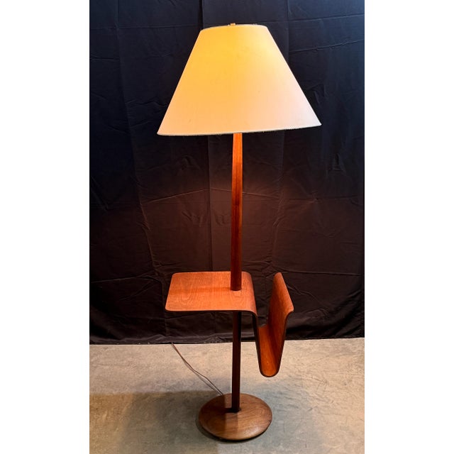 Laurel Lamp Company C1950's Mid Century Modern Walnut Floor Lamp With Integrated Side Table and Magazine Rack by Laurel Lamp Co For Sale - Image 4 of 10