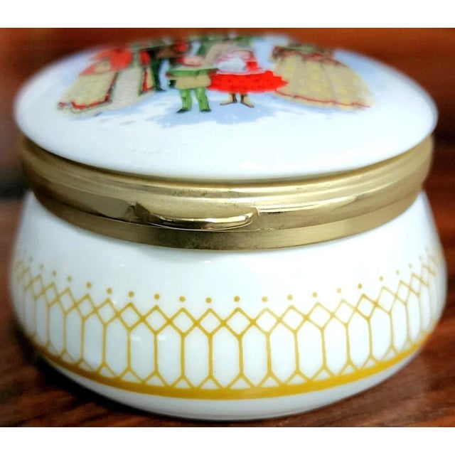 Ayshford Christmas Scene English Fine Bone China Round Box For Sale - Image 4 of 11