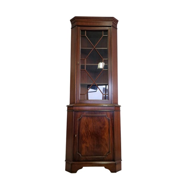 Brown Chesterfield Corner Display Cabinet in Mahogany and Glass, 2000s For Sale - Image 8 of 8