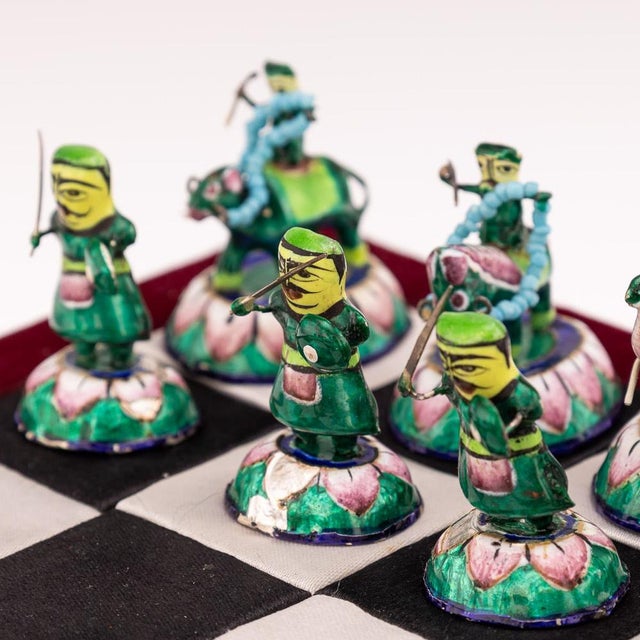 Indian Silver and Enamel Chess Set with Silk and Velvet Board, Jaipur, 1950s, Set of 33 For Sale - Image 9 of 18