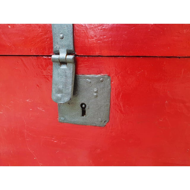Wood Antique Trunk in Painted Fir Wood with Bombed Slatted Cover and Original Hardware For Sale - Image 7 of 18
