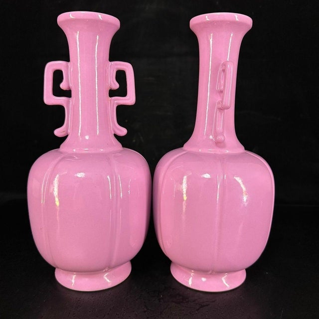 Chinese Pair of Chinese Pink Glazed Porcelain Vases With Handles For Sale - Image 3 of 9