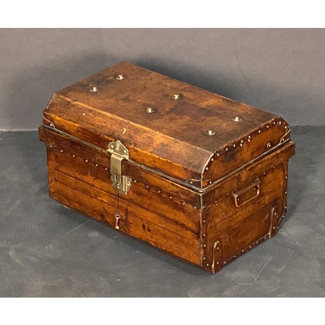 English Toleware Tin Trunk With Faux Wood Finish and Brass Accents For Sale - Image 4 of 15