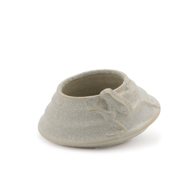 Kenneth Ludwig Chicago Round Porcelain Planter with Frog (Set of 2) For Sale - Image 4 of 5