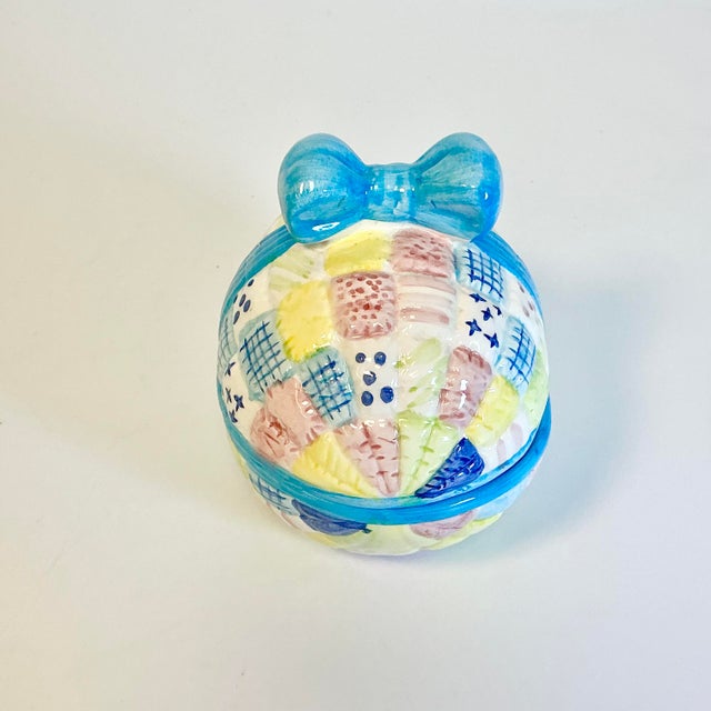 1970s Vintage Boho Chic Americana Folk Art Ceramic Easter Eggs Box, Quilt & Bow Design - Easter For Sale - Image 6 of 18