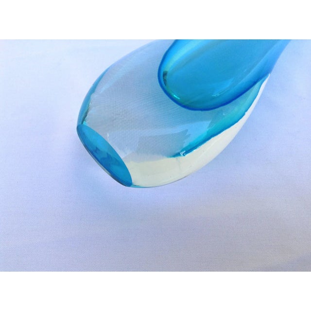 Vintage C.1970's Italian Hand-Blown Sinuous Murano by Alessandro Mandruzzato - Cerulean Blue & Clear Undulating Vase For Sale - Image 10 of 11