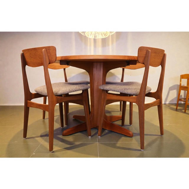 Mid-Century Modern Danish Round Dining Table in Teak with Double Extension Leaves, 1960s For Sale - Image 3 of 18