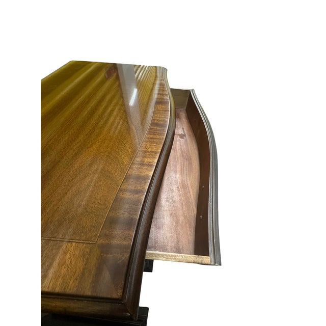 Late 20th Century Heritage Furniture Serpentine Front Nightstands With Bombe-Inspired Curves – Pair For Sale - Image 10 of 11